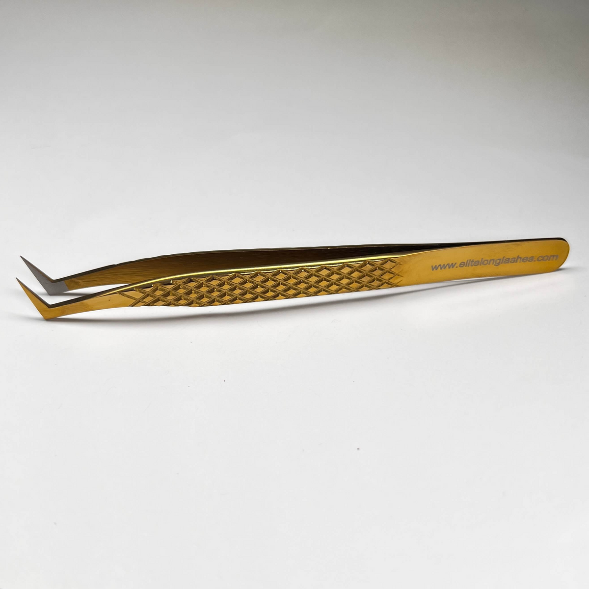 Lash Magnet Nano Tips tweezer – angled close-up