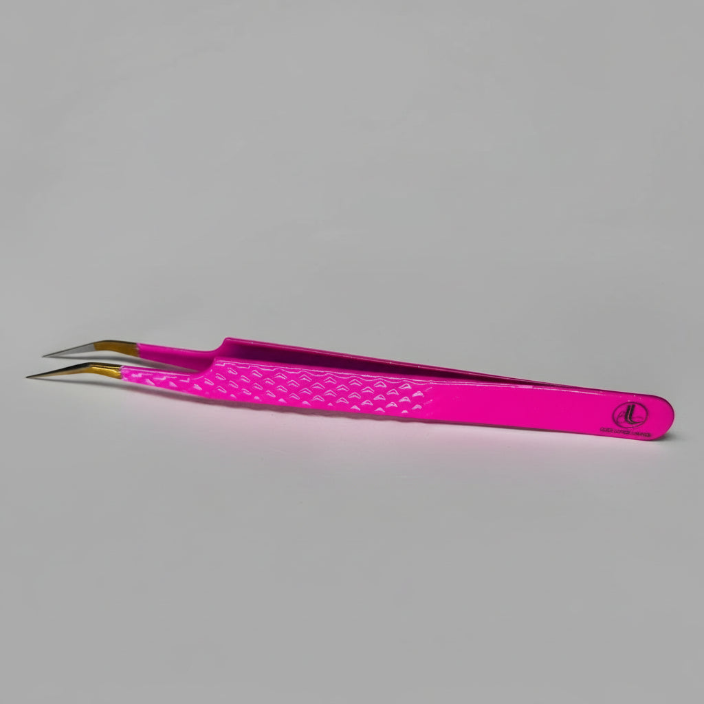 Pretty Pink J-shape lash isolation tweezer – close-up tip view