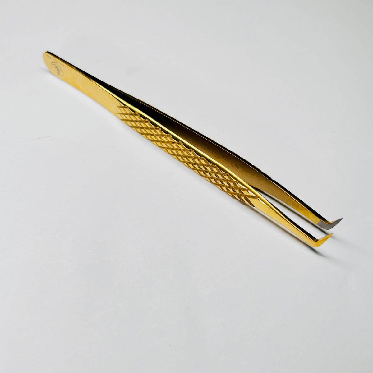 80° Diamond Grip volume tweezer – angled tip view