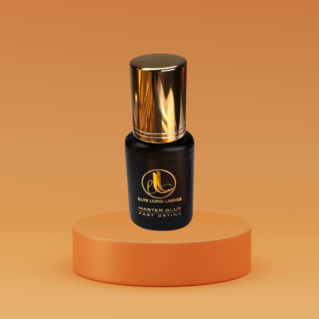 Master Glue professional lash glue – application close-up