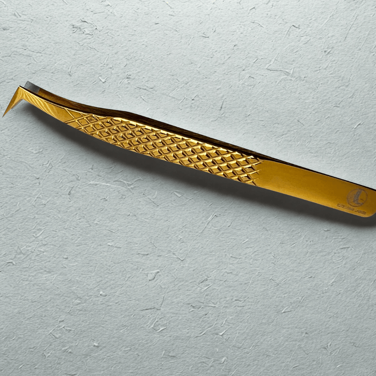 Lash Magnet Nano Tips mega volume tweezer – L shape gold on gray background